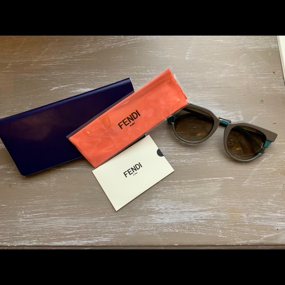 ❌GONE❌ Beautiful Fendi sunglasses with everything - Picture 2 of 4
